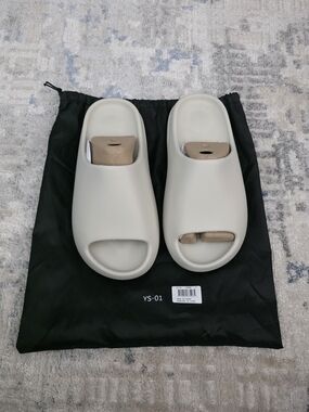 Yeezy Cream Slides. Size 9